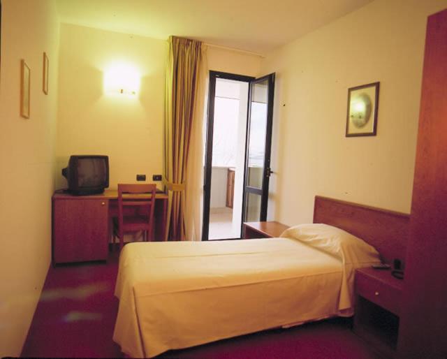 Gazzaniga Hotel Serenella الغرفة الصورة
